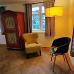 Resl - Geschmackvoll Renoviert & Zentral Im Historischen Schindelhaus 아파트